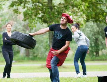 Werfen eines Autoreifens (Wheel Throwing)