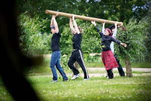 Boomstam dragen als onderdeel van de highland games