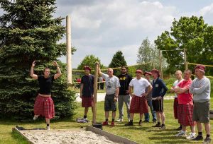 Boomstam werpen als onderdeel van de highland games