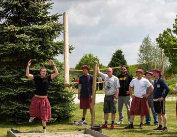 Einen Baumstamm werfen (Caber tossing)