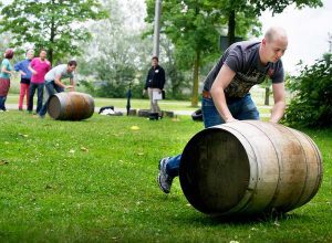 Whiskyvat rollen als onderdeel van de highland games