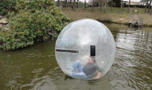 Aquabubble. Lopen over het water.